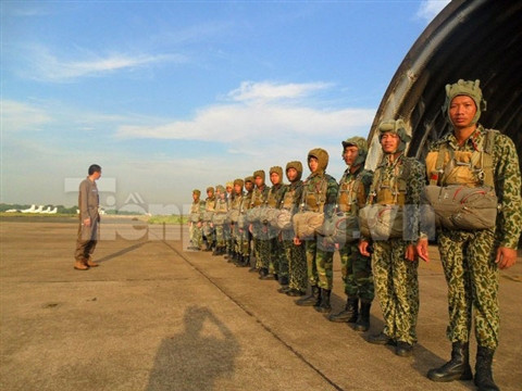 Cận cảnh lính đặc công đổ bộ đường không