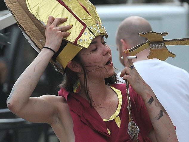 Nữ sinh bán nude, giả dạng giáo hoàng