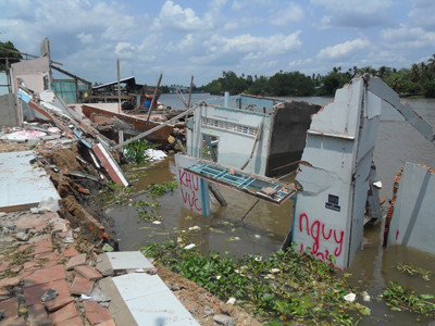 Sạt lở bờ sông mất 17 căn nhà