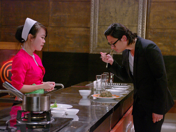 Giám khảo Luke Nguyễn và đặc sản dân tộc Mường Ảnh: BHD