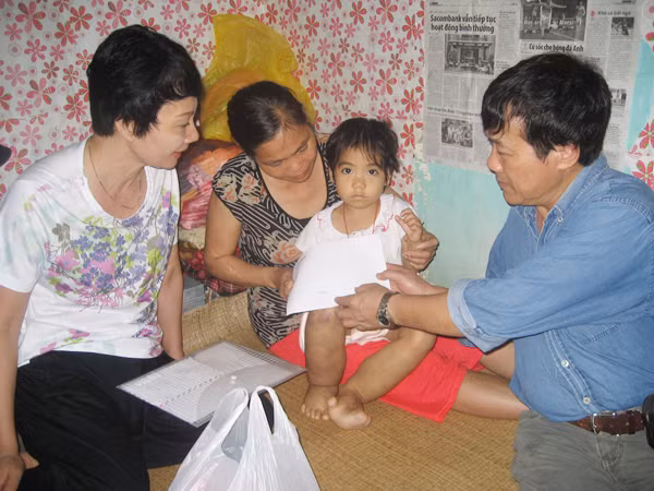 Tập đoàn Vingroup giúp đỡ cháu bé chân voi