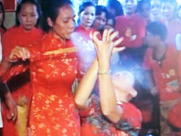 Quái gở chuyện 'thánh nhập xác' phun rượu chữa bệnh