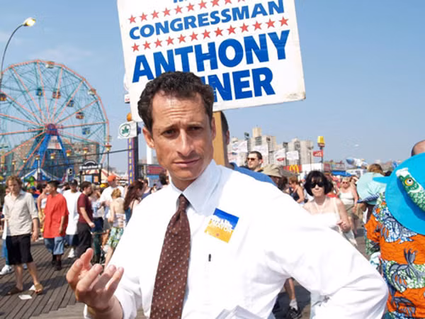 Thượng Nghị sỹ Weiner bị mất chức vì ảnh nóng