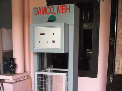 Thử nghiệm thành công máy kiểm định và hủy mũ bảo hiểm rởm