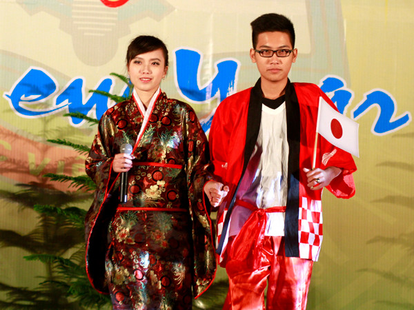 Dạ hội trường Cảnh sát rực rỡ sắc màu đa quốc gia