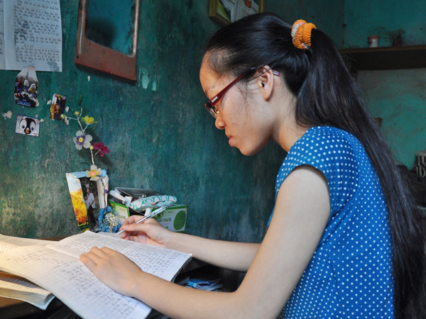 Thủ khoa Bùi Phương Thảo bên góc học tập nhỏ