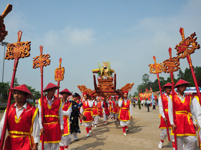 Rước kiệu, dâng lễ vật lên các vua Hùng