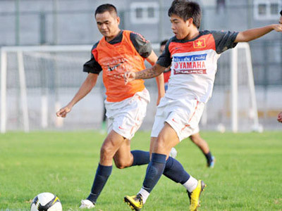 Hoàng Danh Ngọc (phải) bị cấm thi đấu 18 tháng