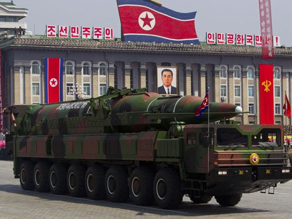 Xe tải 16 bánh chở tên lửa tại lễ duyệt binh ở Bình Nhưỡng vừa qua bị nghi có nguồn gốc Trung Quốc	Ảnh: AP