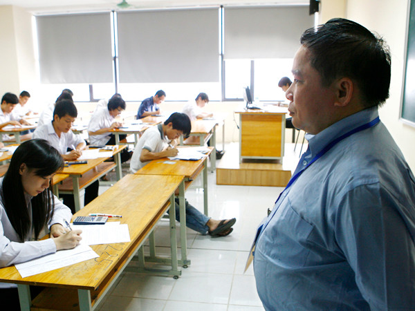 Thứ trưởng Bùi Văn Ga kiểm tra một phòng thi ở ĐH Ngoại thương, Hà Nội Ảnh: Hồng Vĩnh