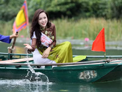 Cùng người đẹp du ngoạn danh thắng Tràng An