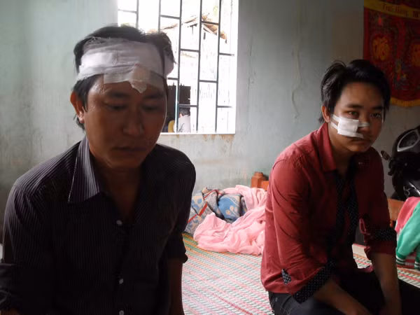 Xông vào nhà chém người