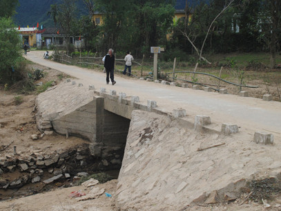 Cô giáo về hưu xây cầu cho dân đi