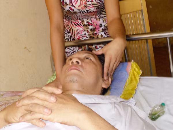 Thầy giáo nghèo bị liệt cần giúp đỡ