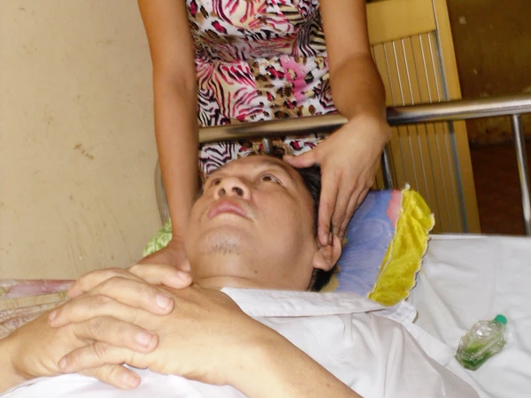 Thầy giáo nghèo bị liệt cần giúp đỡ