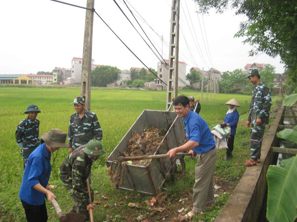 Lính phòng không làm tình nguyện cùng thanh niên địa phương