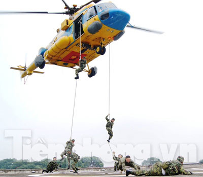 Cưỡi trực thăng chiếm điểm cao, chống khủng bố