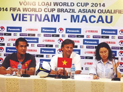 HLV Falko Goetz (giữa) trong cuộc họp báo trước trận Việt Nam - Macau	Ảnh: Tường Vũ