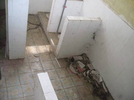 Thầy giáo đưa nữ sinh vào WC 'làm bậy'