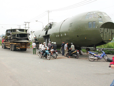 Xe chở máy bay quá khổ tại bãi hạ tải của Trạm cân Dầu Giây. Ảnh: Kim Cương
