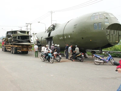 Xe chở máy bay quá khổ tại bãi hạ tải của Trạm cân Dầu Giây. Ảnh: Kim Cương