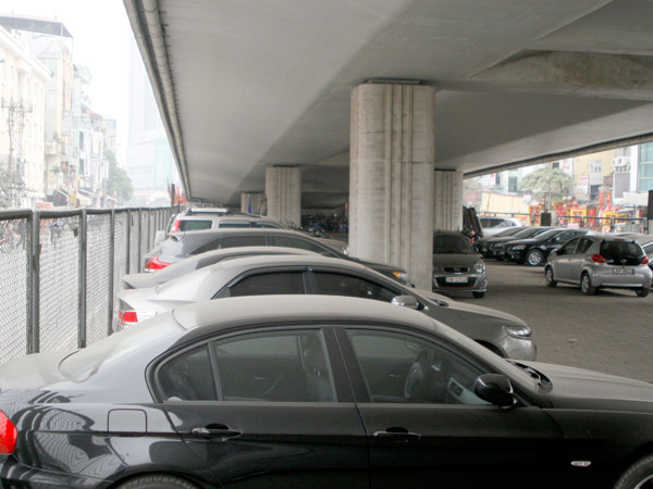 Nhiều gầm cầu được làm bãi đỗ xe, nguy cơ cháy nổ khó lường