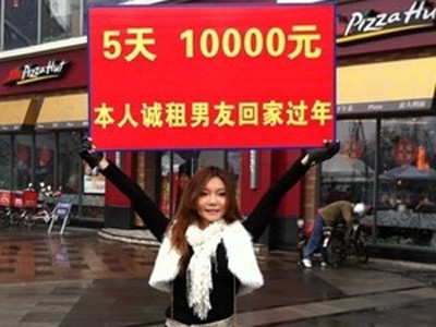 Mỹ nữ và tấm biển tìm người yêu. (Ảnh: Internet)