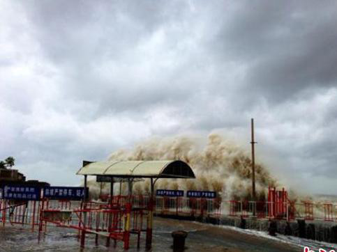 Bão lớn gây lở đất ở thành phố Sán Vĩ, tỉnh Quảng Đông