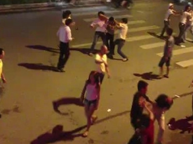 Clip: Nhóm thanh niên đâm chém loạn xạ trên phố