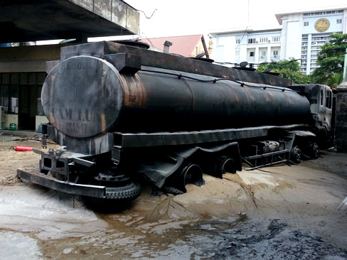 Chiếc xe bồn bị cháy rụi sau hỏa hoạn