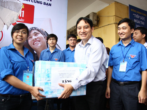 Bí thư T.Ư Đoàn Nguyễn Đắc Vinh tặng quà cho tình nguyện viên. Ảnh: Hải Yến