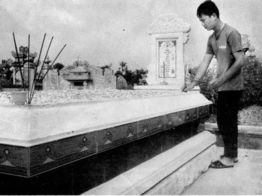 Chàng trai trẻ suốt 4 năm ngồi bên mộ vợ