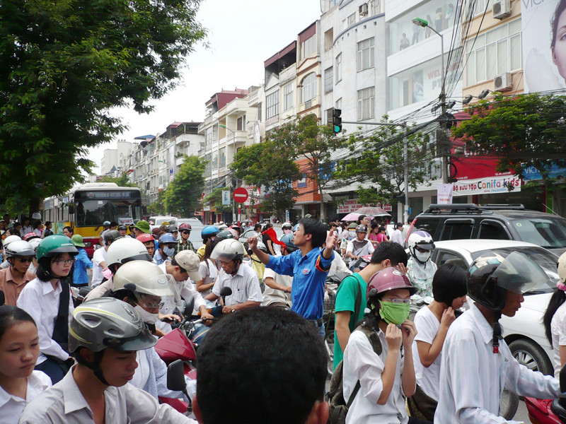 Cùng với học sinh, việc đổi giờ khiến hàng vạn phụ huynh từ hôm nay phải ra đường từ 6h. Ảnh: P.V