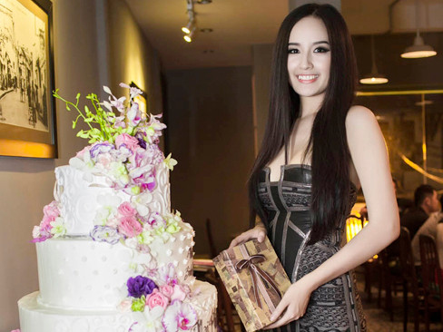 Mai Phương Thúy gợi cảm trong tiệc sinh nhật