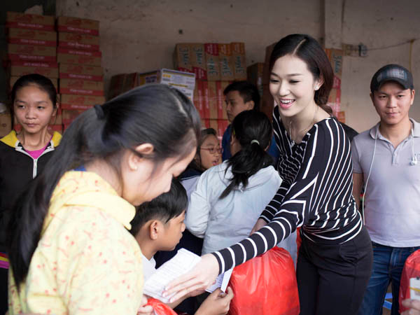 Khánh My giản dị trao quà Tết cho người nghèo