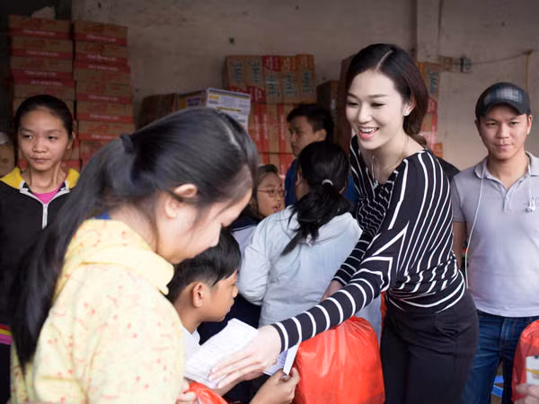 Khánh My giản dị trao quà Tết cho người nghèo