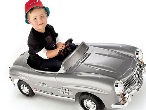 Bé 7 tuổi lái ô tô chở em trai chạy 1,5km