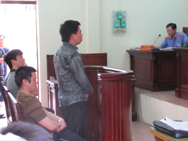 Ba công an bị tố trấn tiền gái mại dâm phản cung