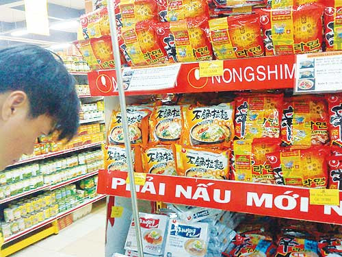 Khách hàng đang chọn mua mì gói Shin Ramyun, Hàn Quốc tại siêu thị Maximark Cộng Hòa (Q.Tân Bình, TP.HCM) chiều 15.6 - ảnh: Thanh Tùng
