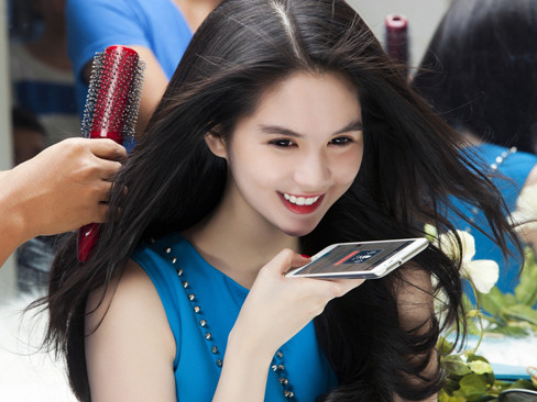 Ngọc Trinh nuột như nhưng với váy xanh, da trắng