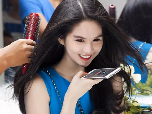 Ngọc Trinh nuột như nhưng với váy xanh, da trắng