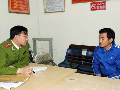 Giả danh cảnh sát hình sự, trấn lột xe khách