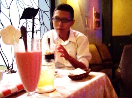 Xâm nhập thế giới ảo điên loạn của 'phi công trẻ'