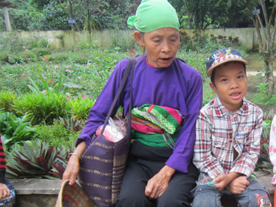 Éo le ông bà nuôi cháu mồ côi