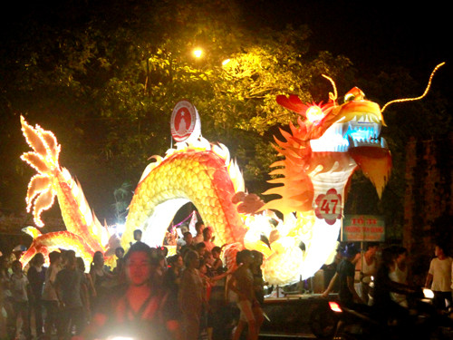 Canaval đèn lồng ‘khủng’ nơi thành Tuyên