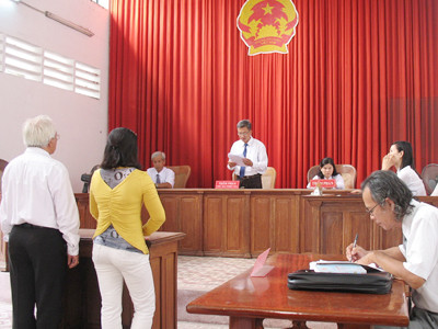 Ra quyết định sai, Thẩm phán phải bỏ tiền túi đền