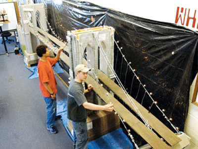 Nhóm sinh viên Mỹ mất 5 tháng để dựng mô hình khi học về lịch sử cầu Brooklyn. Ảnh: A.P