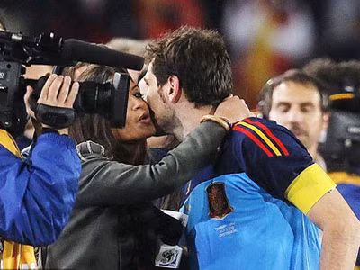 Bạn gái ôm hôn và... phỏng vấn Casillas