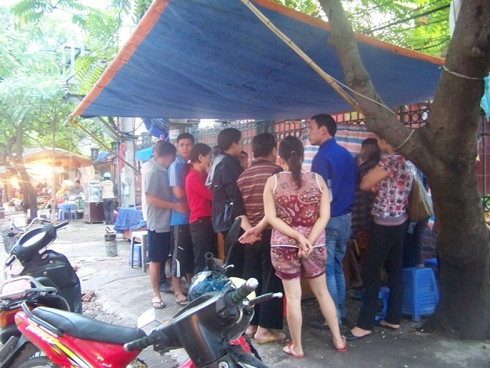 Các chủ nợ túc trực tại quán trà đá đối diện nhà bà Dậu.