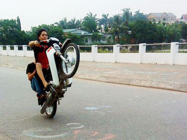 Trai ngông, gái liều đùa với mạng sống